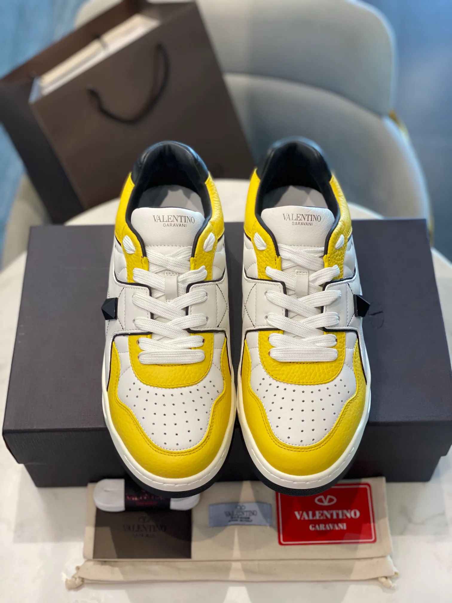👟👟Ex-factory price 780👟👟 Valentino ONE STUD calfskin lace-up sneakers. Soft suede low-top sneakers, classic and versatile, couple's sneakers, special goods, worth buying! A pair of simple shoes with unique details will save you from the difficulty of dressing. OneStud sneakers, with quilted plaid and oversized rivets, create an eye-catching punk style and get rid of the heavy feeling of this season's clothing. U👟👟Ex-factory price raise calfskin derby shoes, with exquisite leather construction and simple silhouette, smooth lines set the tone of coolness, they are a versatile item in the wardrobe. There are more Valentino boutique shoes waiting for you to unlock! It’s time to get the shoes you’ve been coveting for a long time! Officially on sale 7,+++ - Seven straps, decorated with metallic rubber effect. Decoration on the back and tongue. Size 35-44.